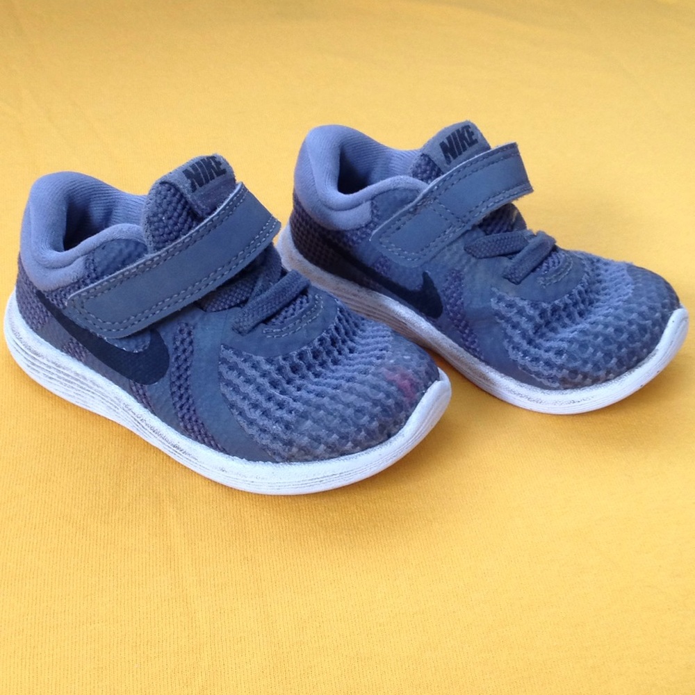Kids nike running Velcro strapped sneakers
